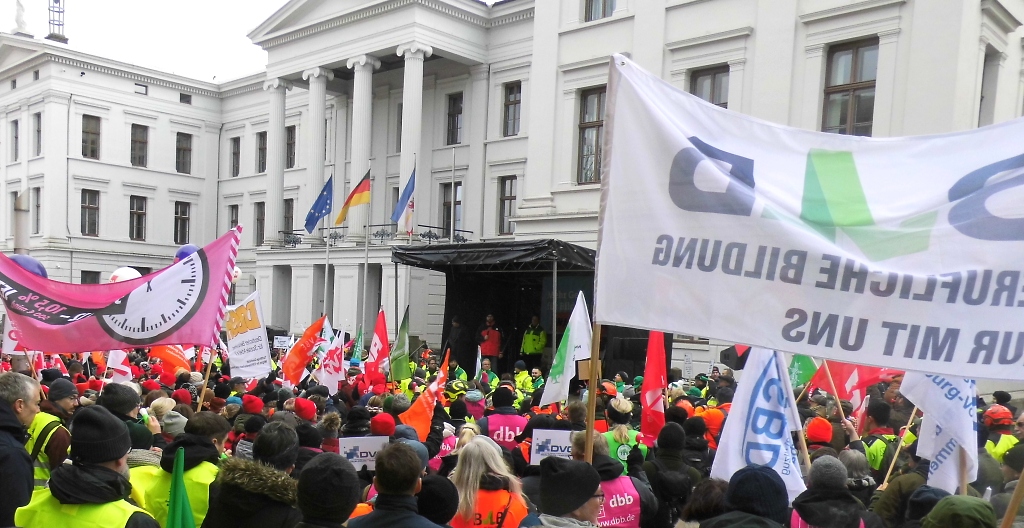 Demo vor der Staatskanzlei in Schwerin